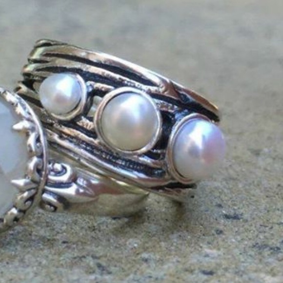 Jewelry - 💜 Grace & Heart Silver Three Pearl Ring
